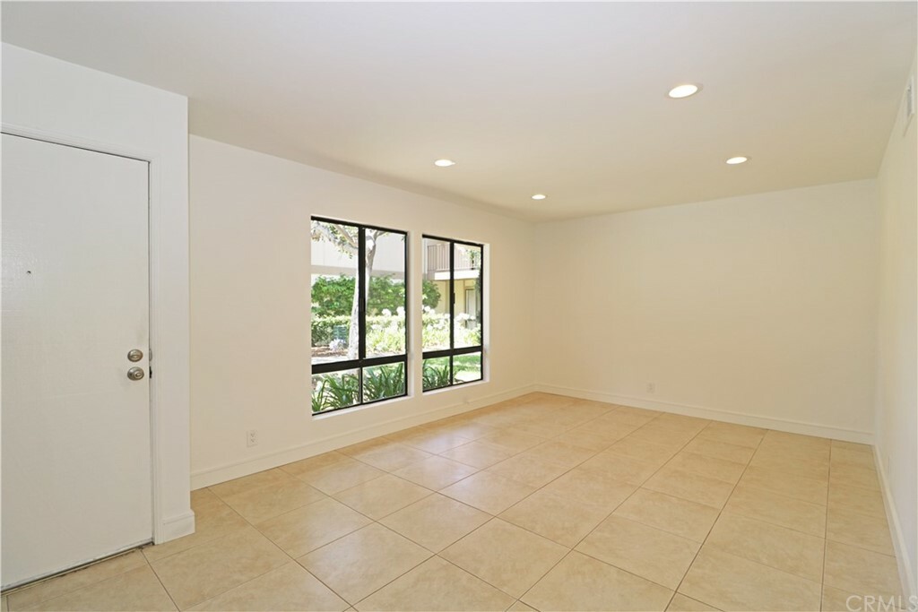 Property Photo:  2870 N Cottonwood Street 5  CA 92865 