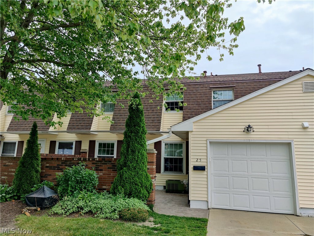 Property Photo: 25 Darby Court 2-25 OH 44060