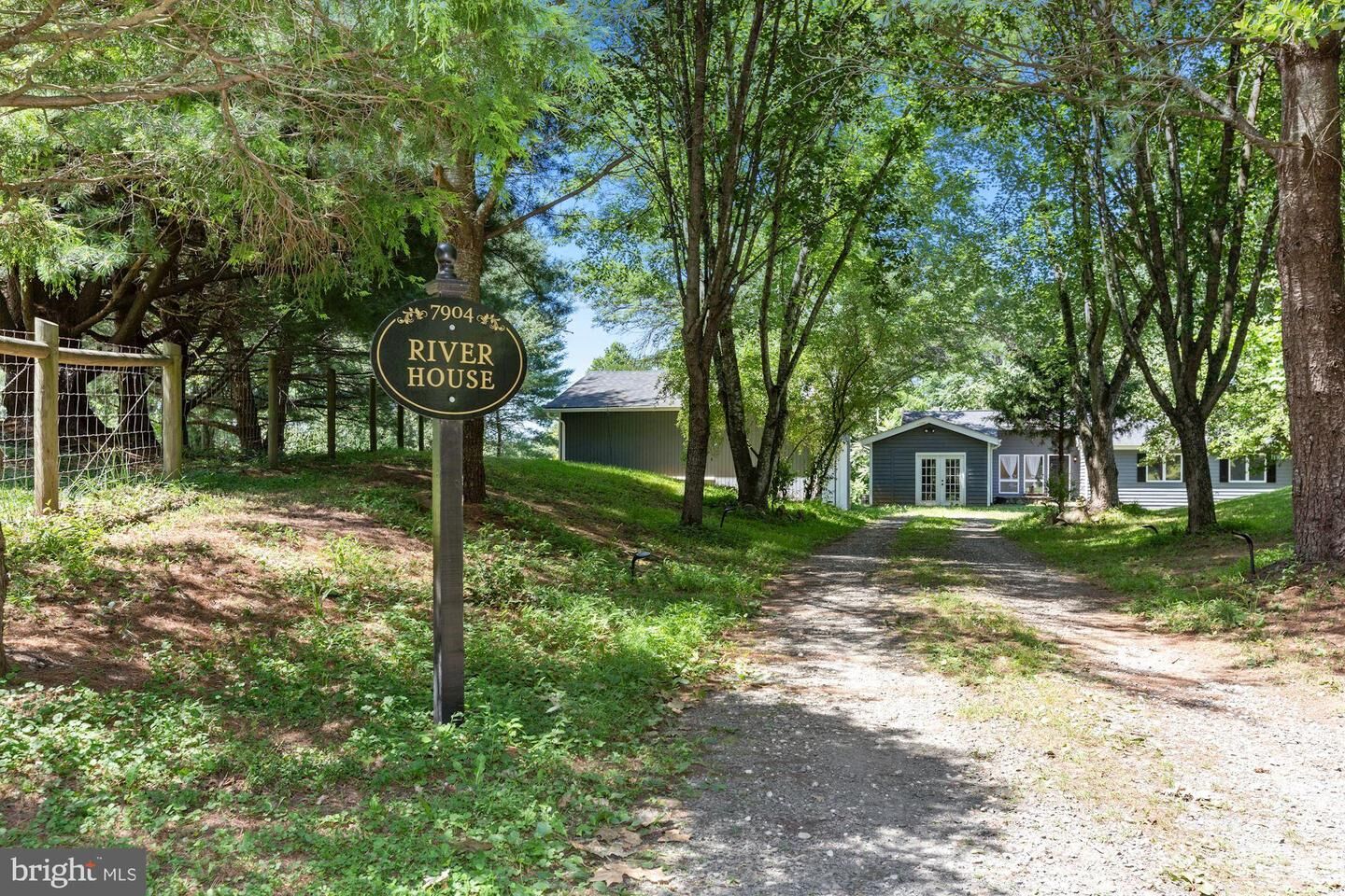 Property Photo: 7904 Belmont Court VA 20115