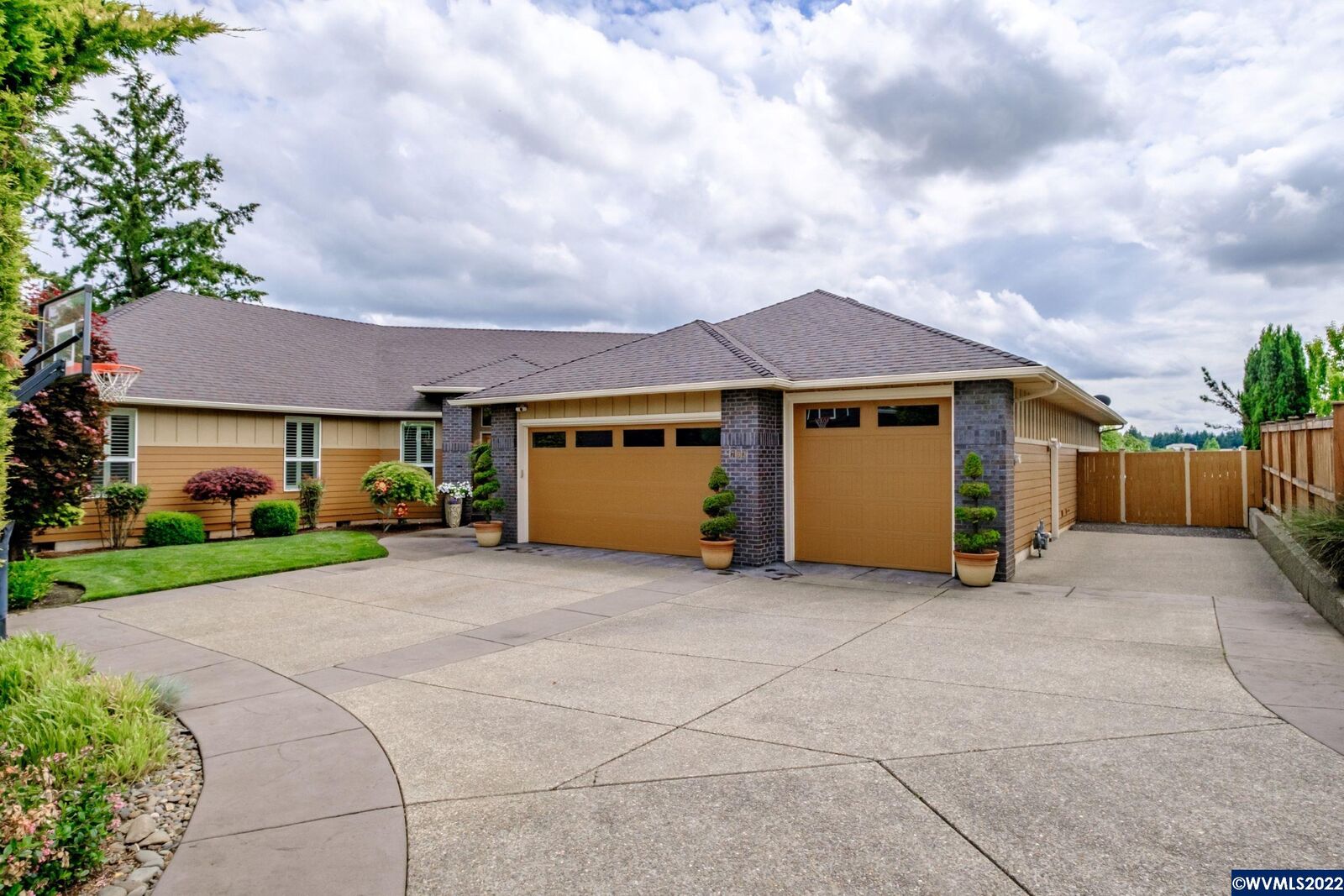 Property Photo: 792 Bella Terra Av SE OR 97306-4116