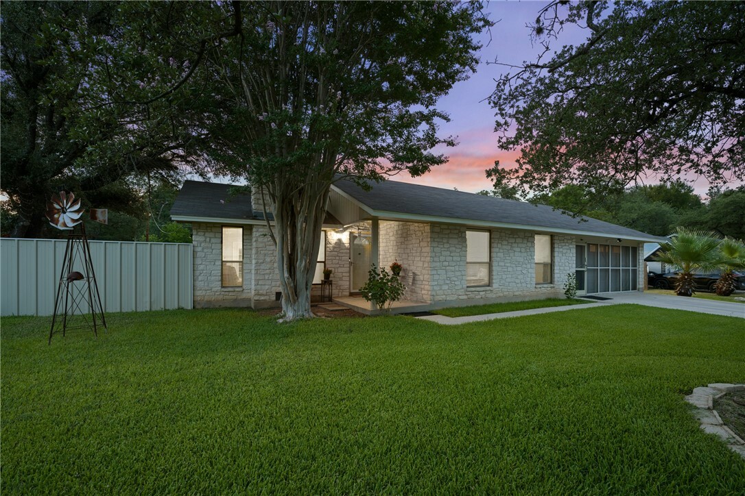 Property Photo: 303 Hernandos Loop TX 78641