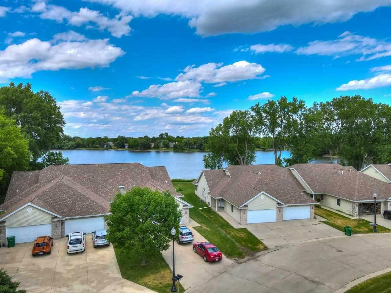 Property Photo:  916 Waters Edge Ct  WI 53559 