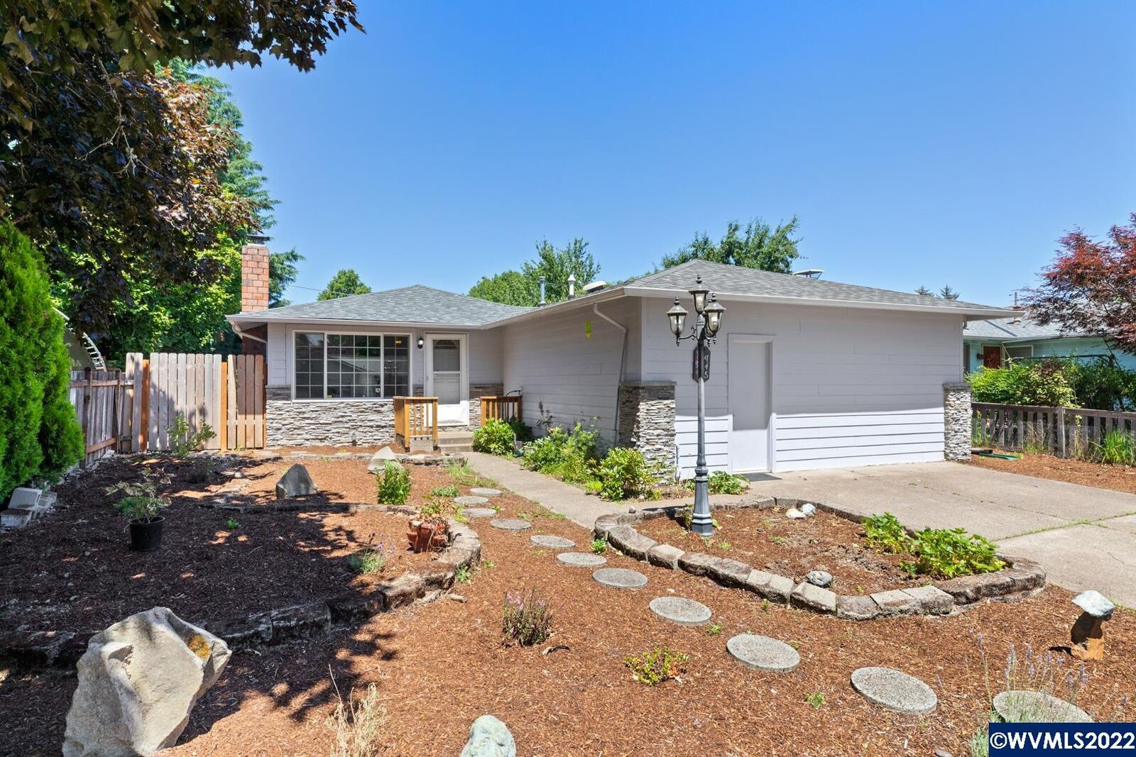 Property Photo: 945 SE Marion Av OR 97333
