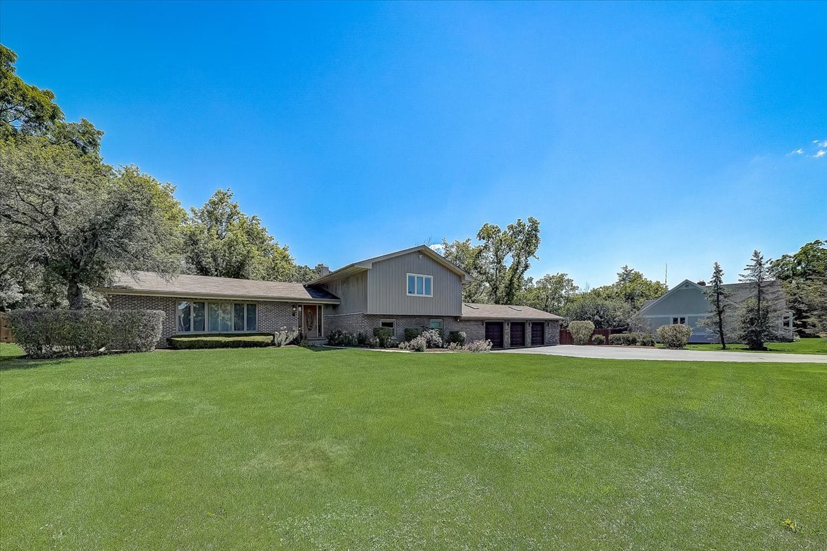 Property Photo: 28001 W Lakeview Drive IL 60084