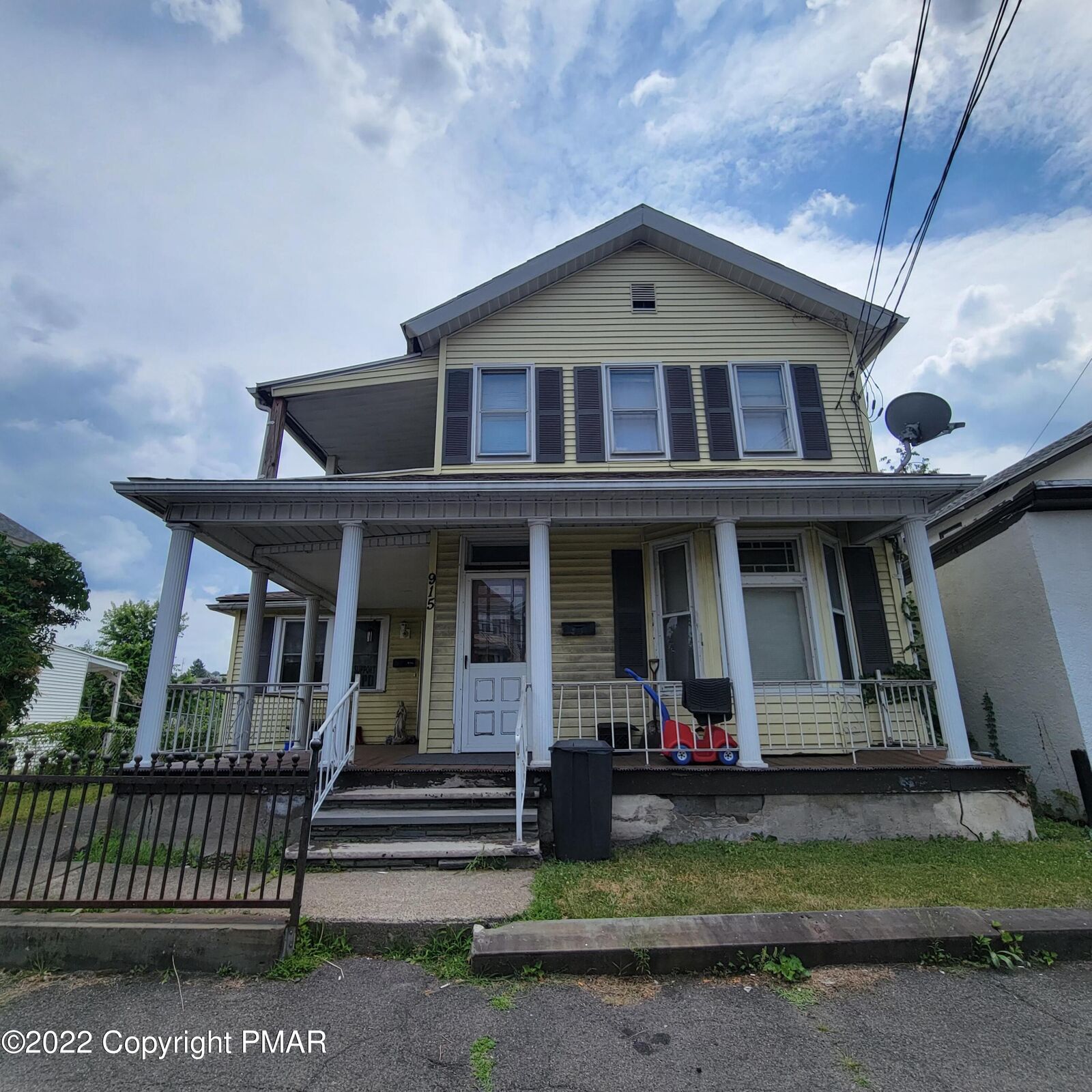 Property Photo: 915 Cedar Ave PA 18505