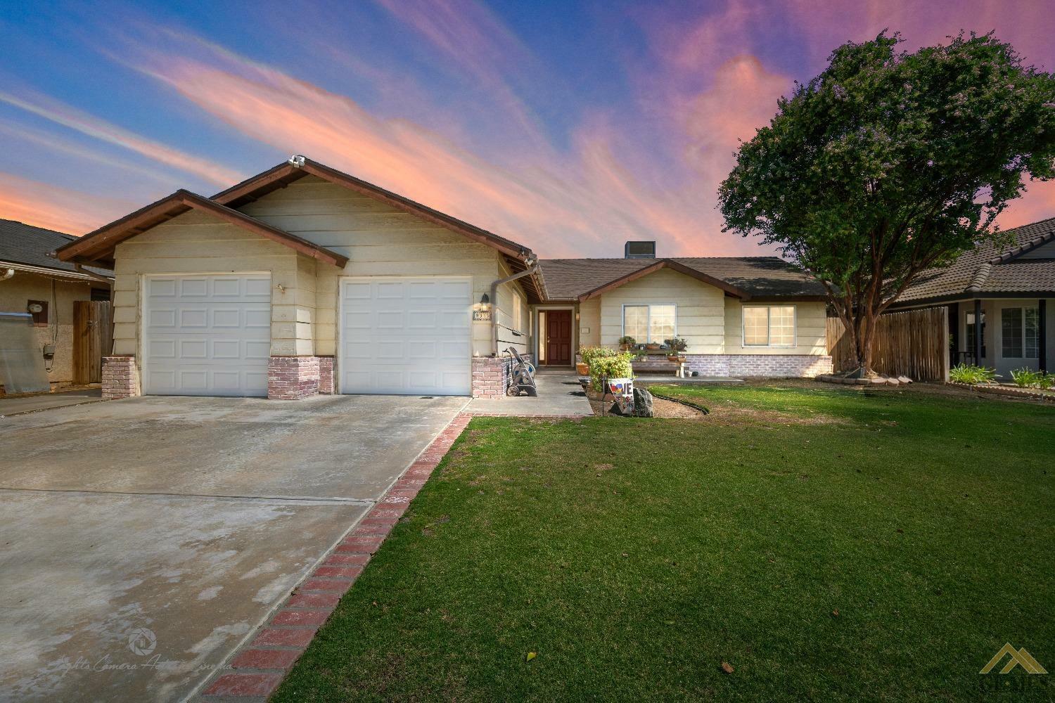 Property Photo:  9313 Chinook Avenue  CA 93312 