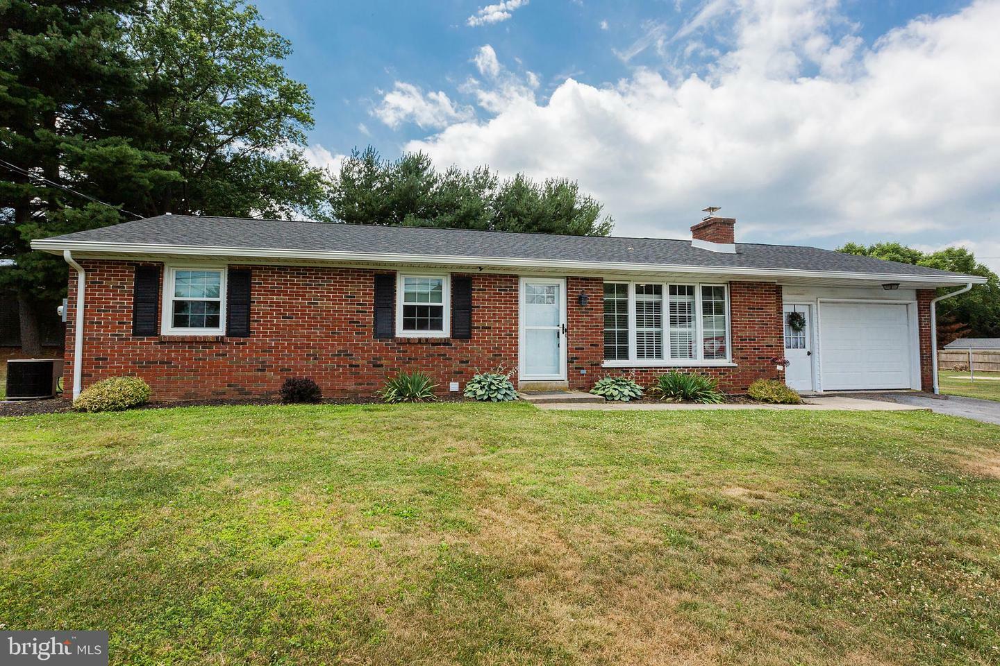 Property Photo:  712 Pine Hill Road  PA 17543 