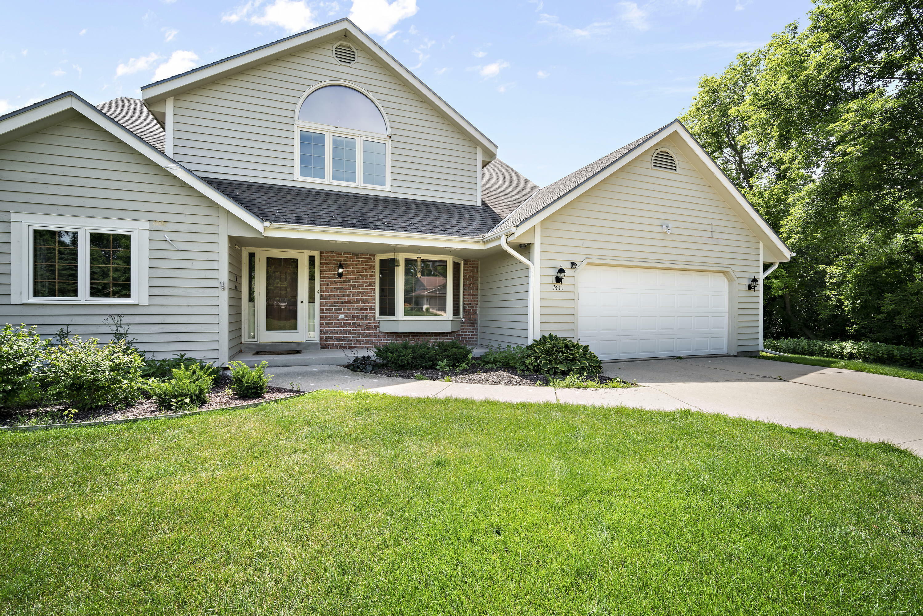Property Photo: 7411 W Willowbrook Ct WI 53092