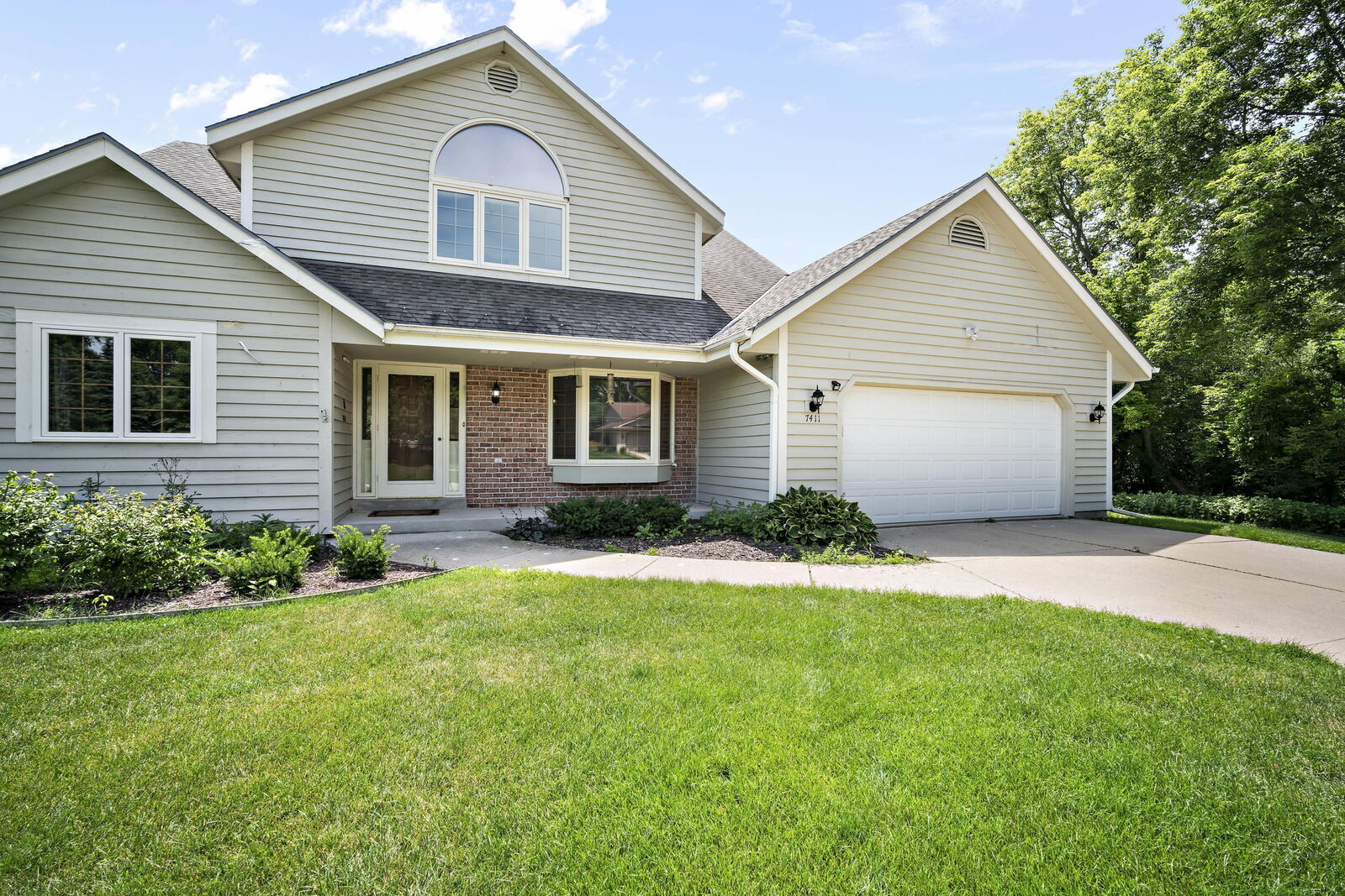 Property Photo: 7411 W Willowbrook Ct WI 53092