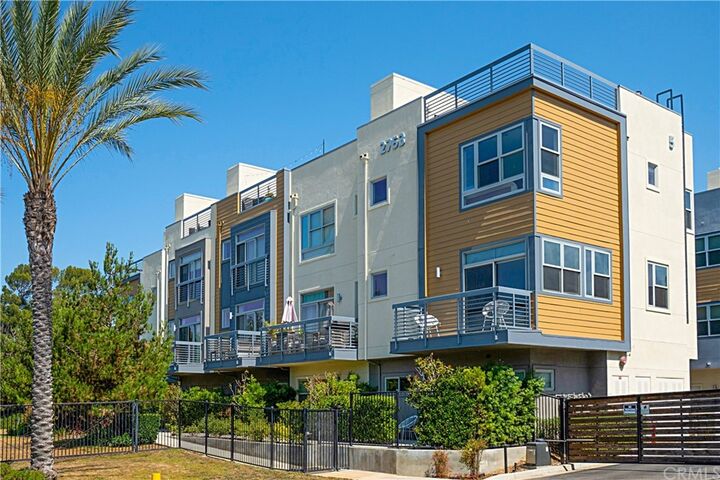 Property Photo:  2753 Waverly Drive 505  CA 90039 
