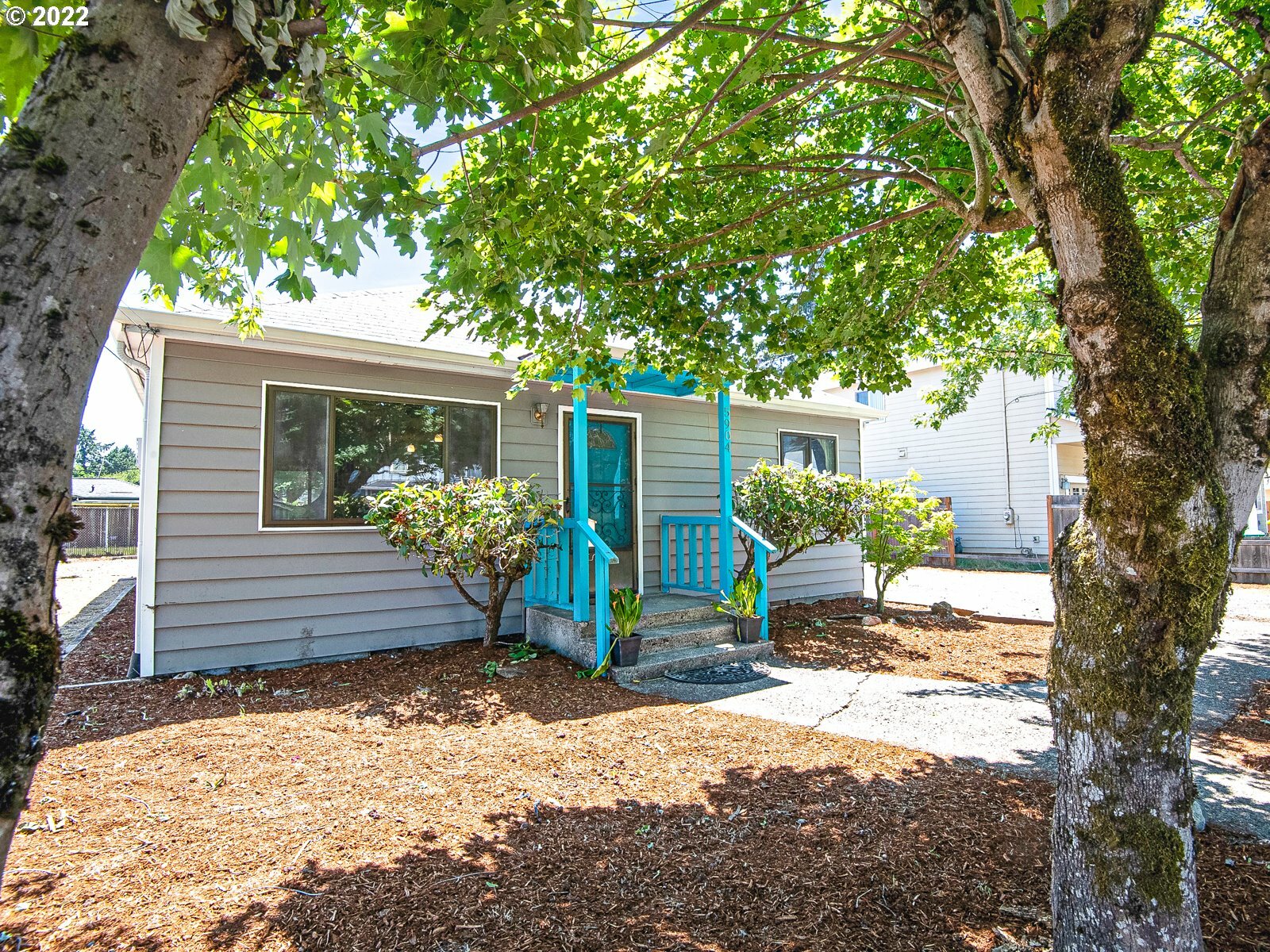 Property Photo:  5904 SE Flavel St  OR 97206 