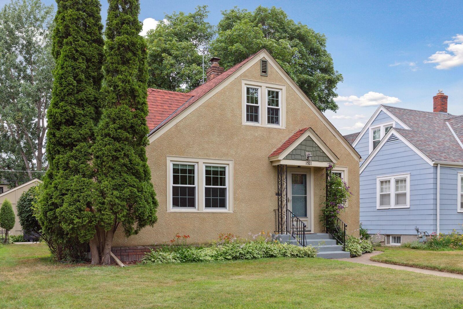 Property Photo:  1521 Albert Street N  MN 55108 