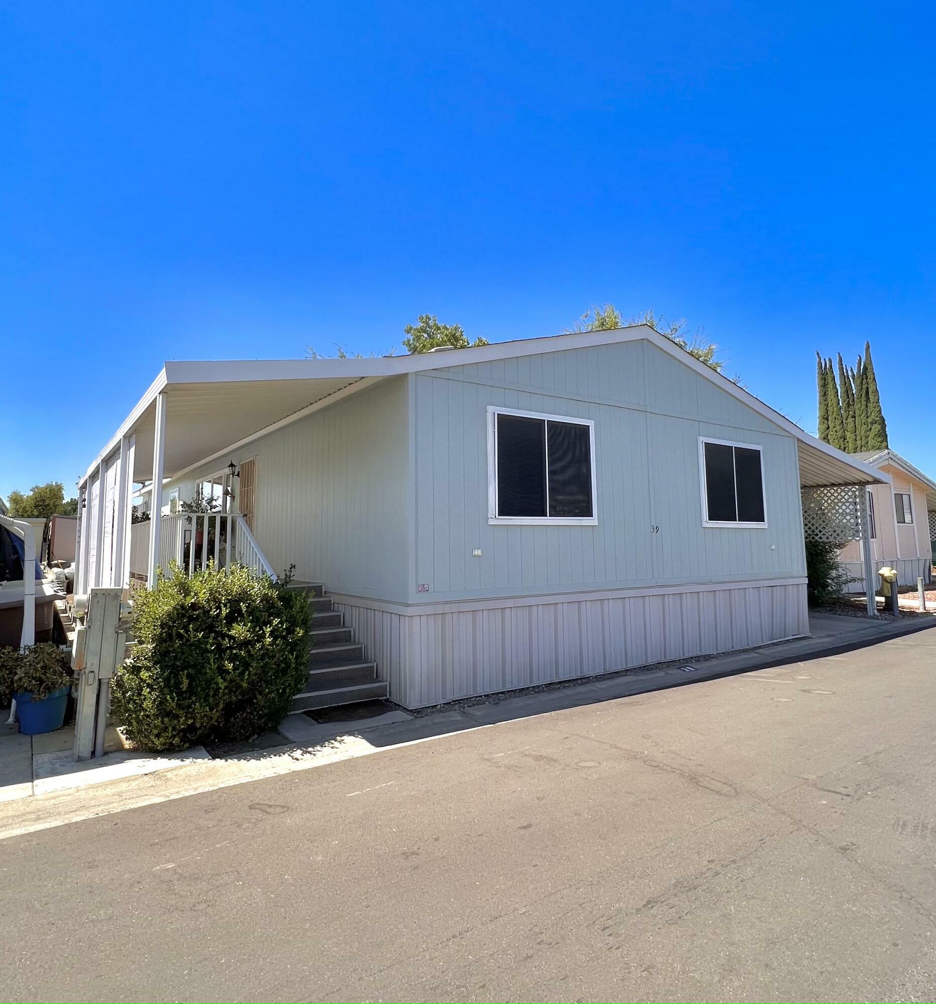 Property Photo:  975 N H Street 39  CA 93274 