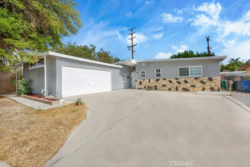 Property Photo:  1004 Valiant Street  CA 93534 