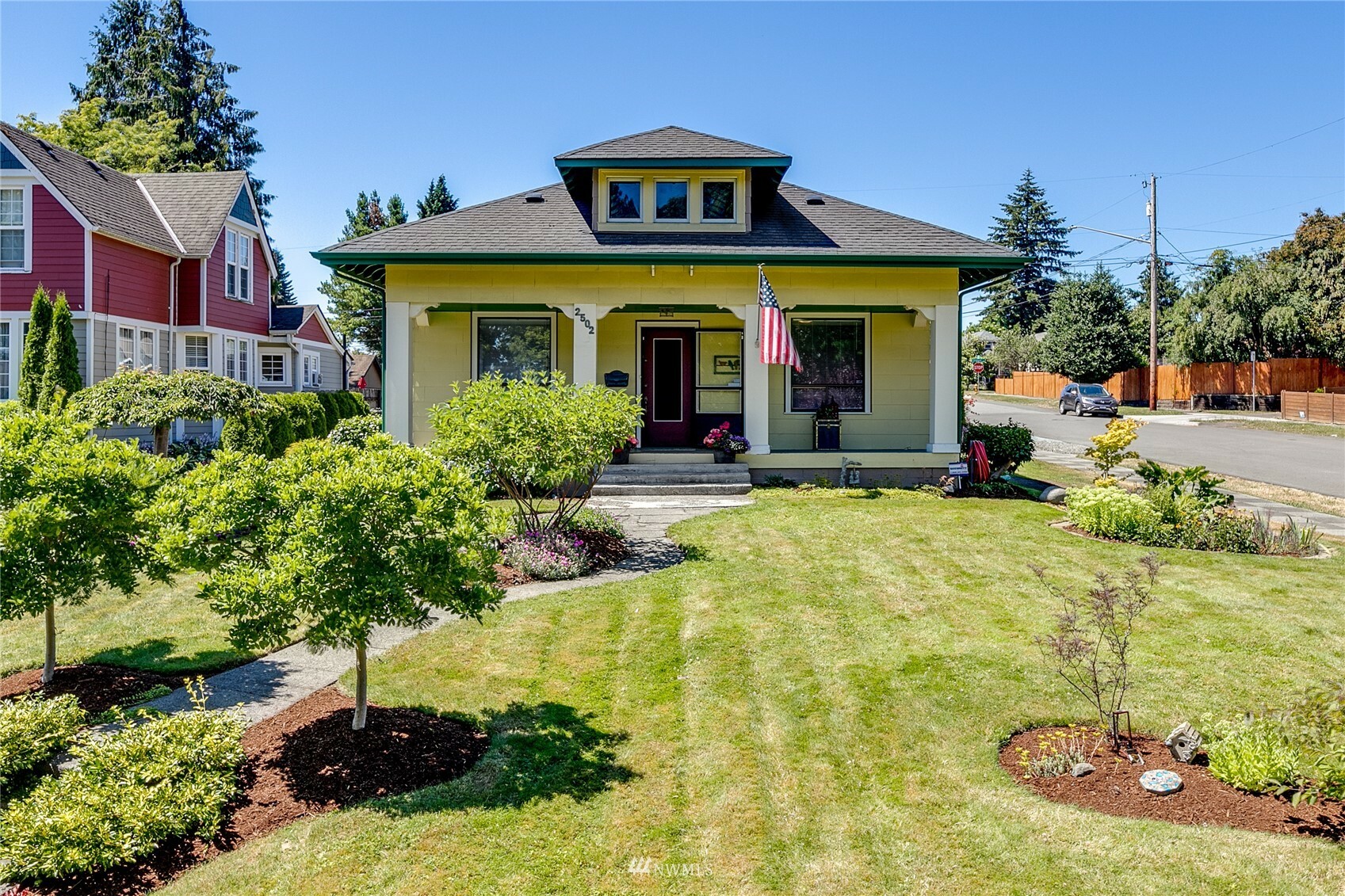 Property Photo:  2502 E Grand Avenue  WA 98201 