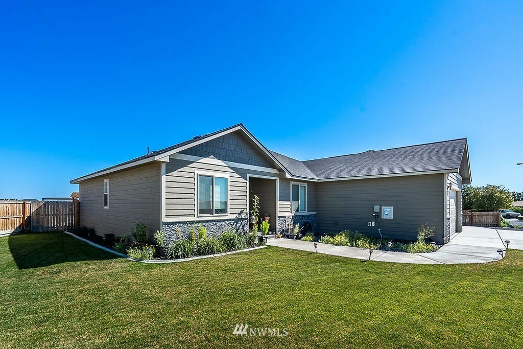 Property Photo:  221 N Crestview Drive  WA 98837 