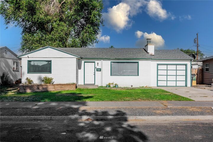 Property Photo:  1411 W Lee Street  WA 98837 