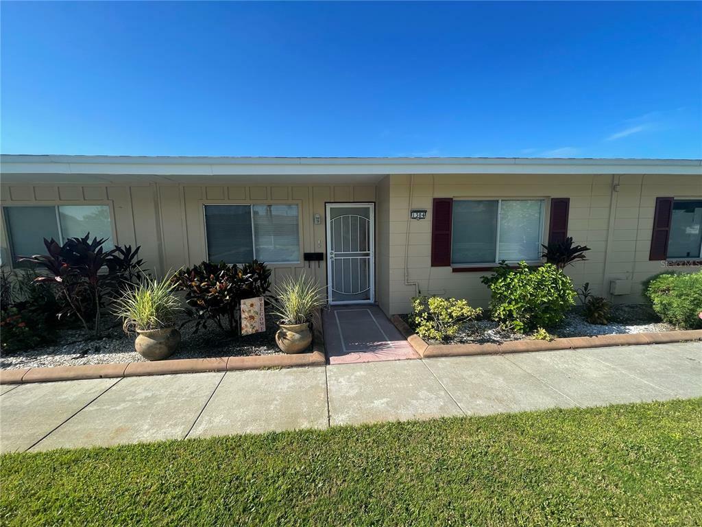 Property Photo:  1304 Warwick Court  FL 33573 