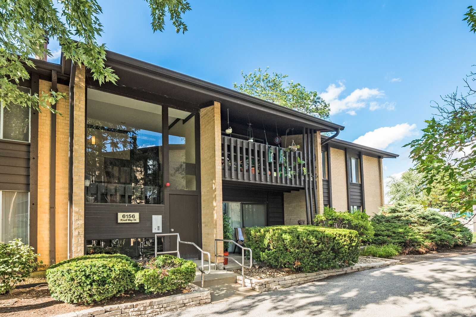 Property Photo: 6156 Knoll Way Drive 204 IL 60527