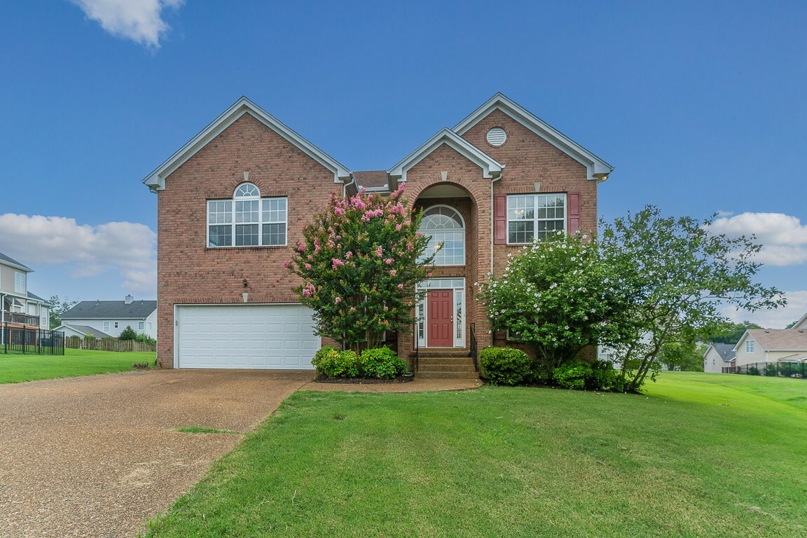 Property Photo:  102 Lance Park Cir  TN 37072 