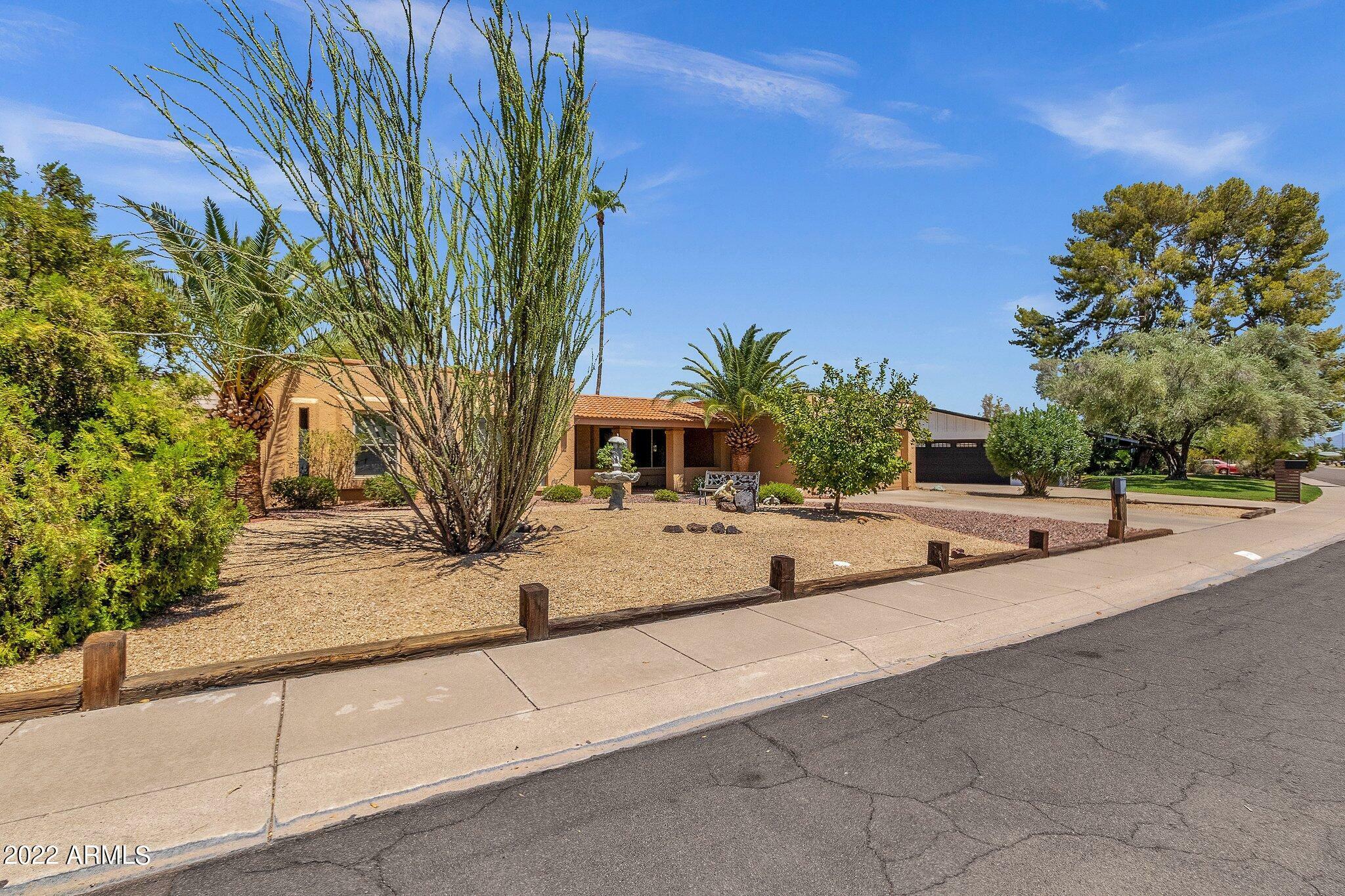 Property Photo:  2902 E Laurel Lane  AZ 85028 