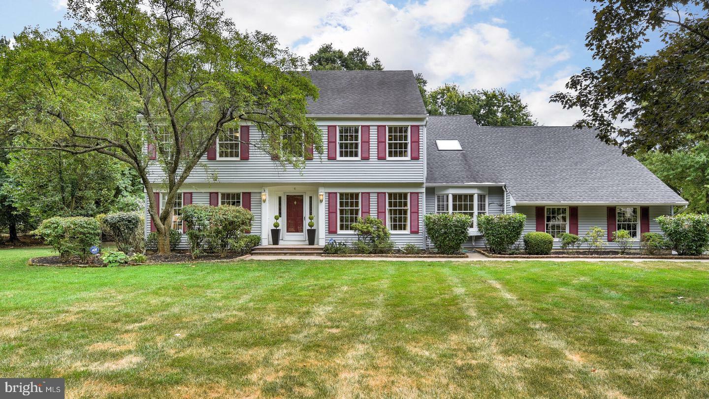 Property Photo:  4 Briarwood Court  NJ 08550 