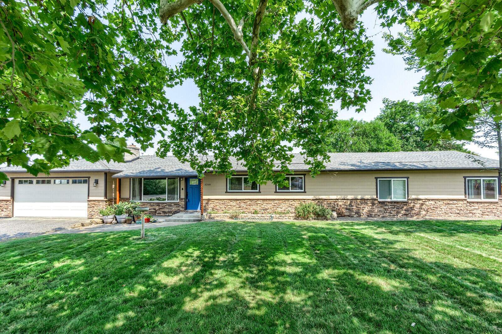 Property Photo: 3268 Grant Road OR 97502