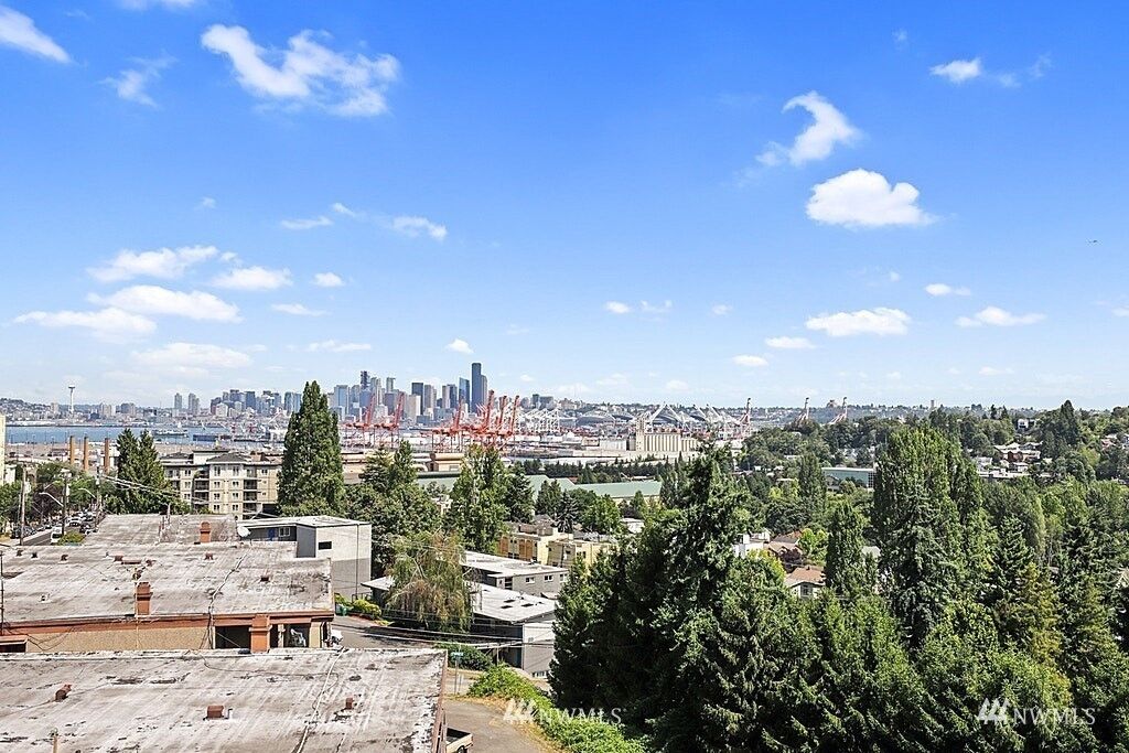 Property Photo: 3221 SW Avalon Way 105 WA 98126