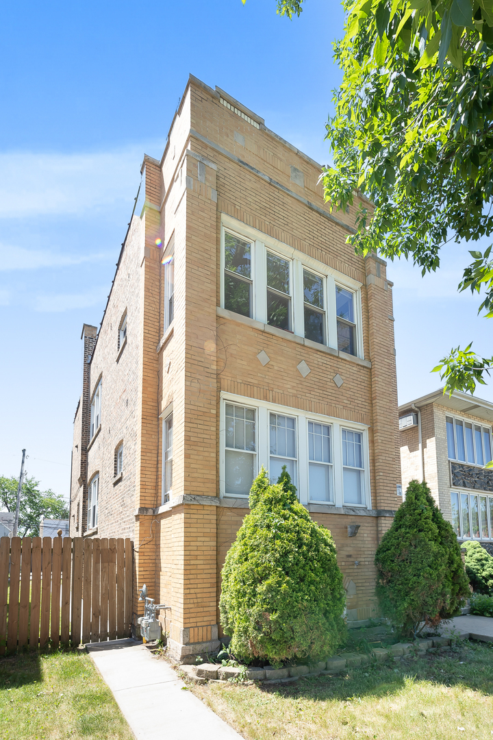 Property Photo: 5213 W Eddy Street IL 60641