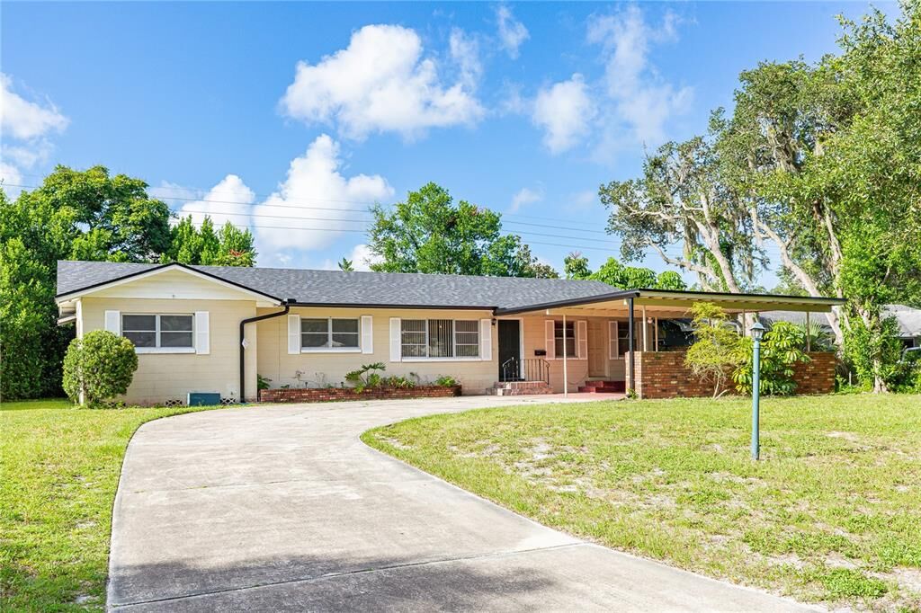 Property Photo: 2126 Woodcrest Drive FL 32792