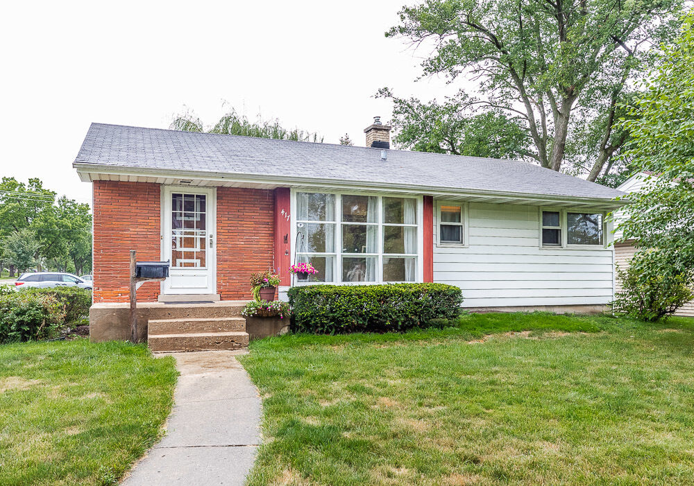 Property Photo: 417 E Madison Street IL 60148