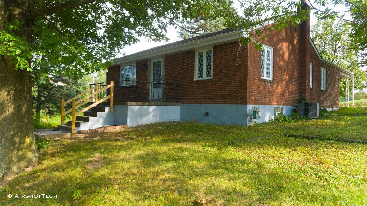 Property Photo:  911 McCoy Rd  PA 15136 