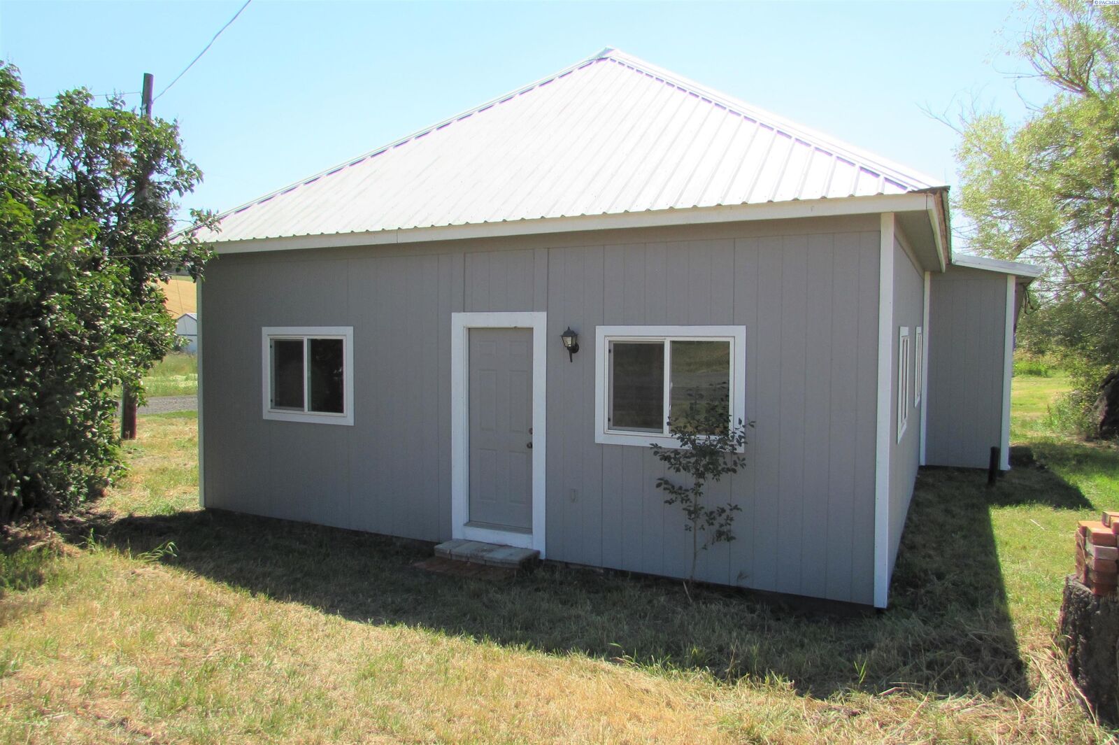 Property Photo: 411 E California St WA 99130