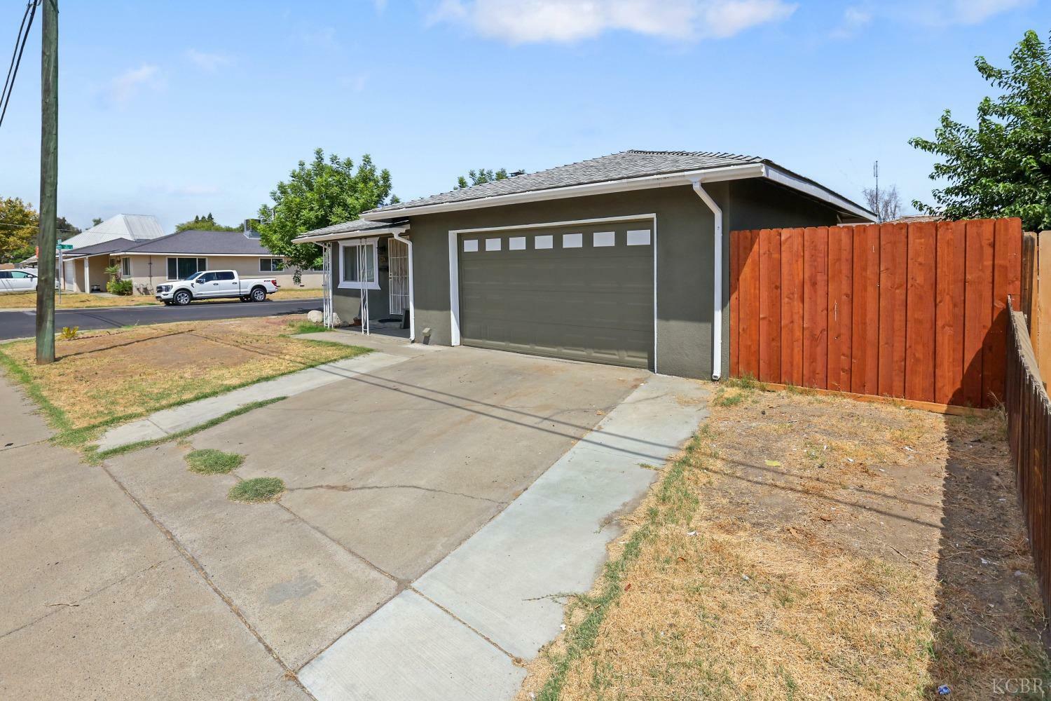 Property Photo:  2706 W Walnut Avenue  CA 93277 