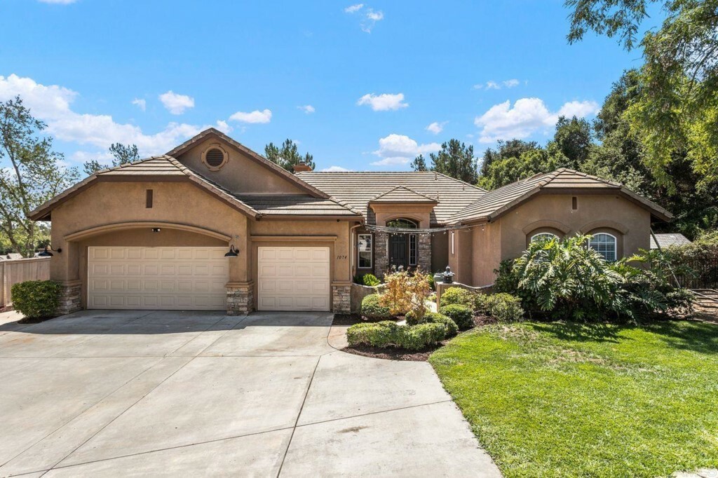 Property Photo: 1074 Inverlochy CA 92028
