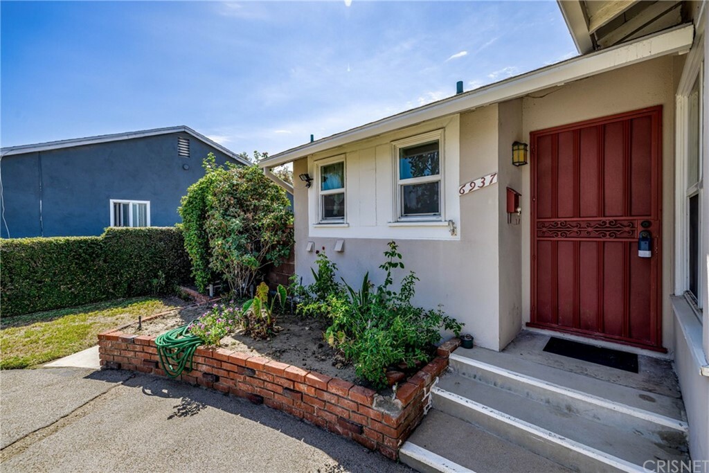 Property Photo:  6937 Nagle Avenue  CA 91605 