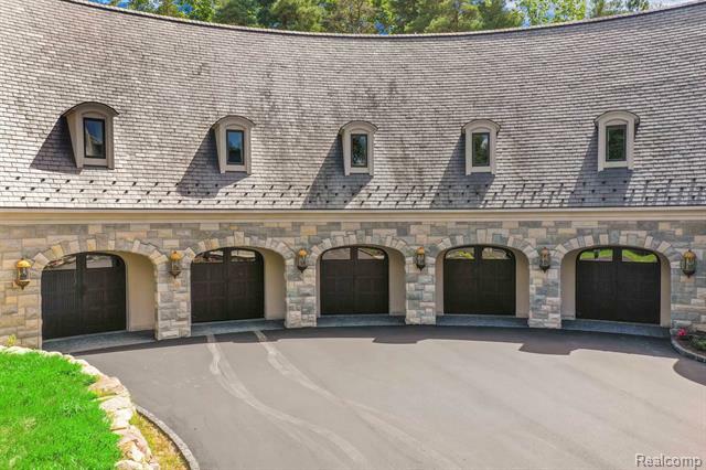 Property Photo: 1700 Great Fosters Court MI 48306