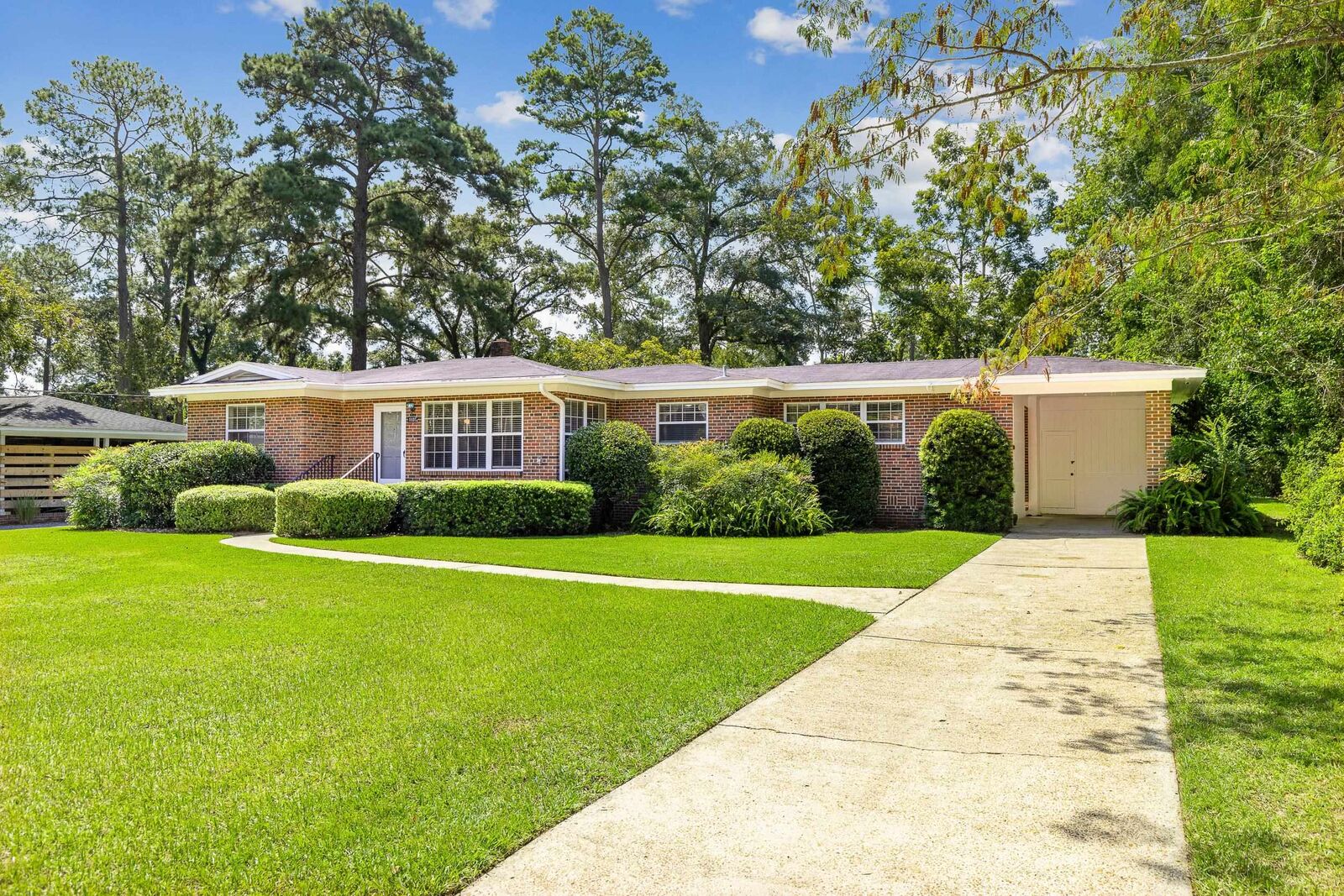 Property Photo:  1109 Circle Drive  FL 32301 