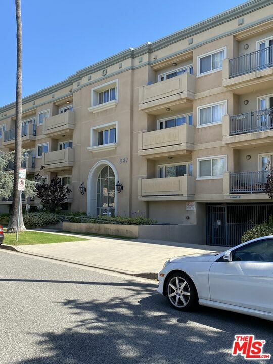 Property Photo:  937   12th St 301  CA 90403 