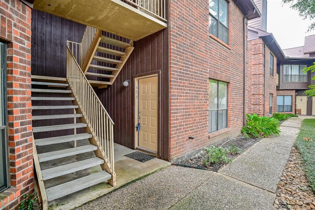 Property Photo: 3130 Walnut Bend Lane 405 TX 77042