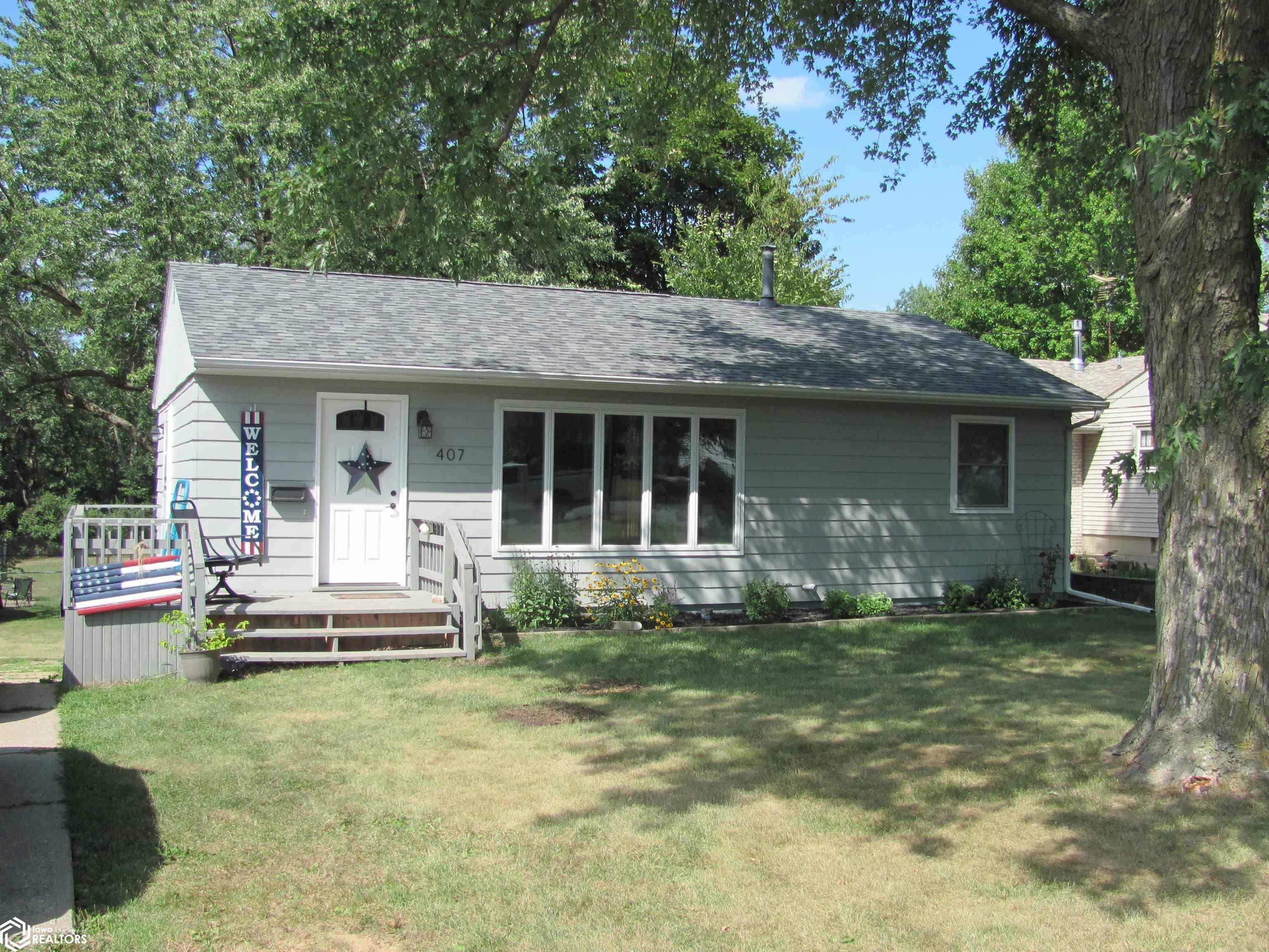 Property Photo:  407 Crestview  IA 52501 