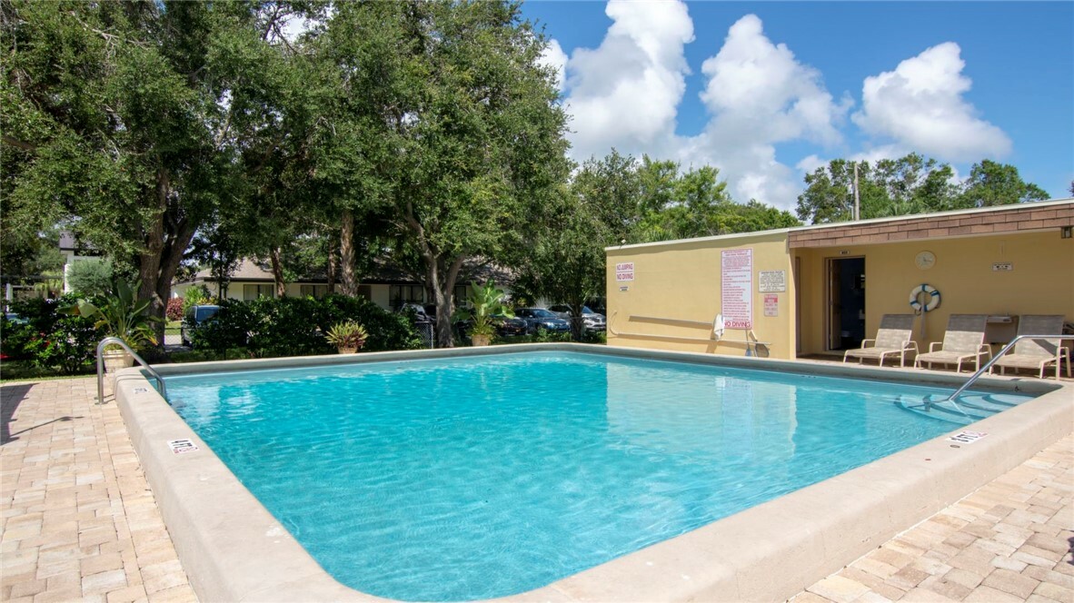 Property Photo:  400 18th St C 2  FL 32960 