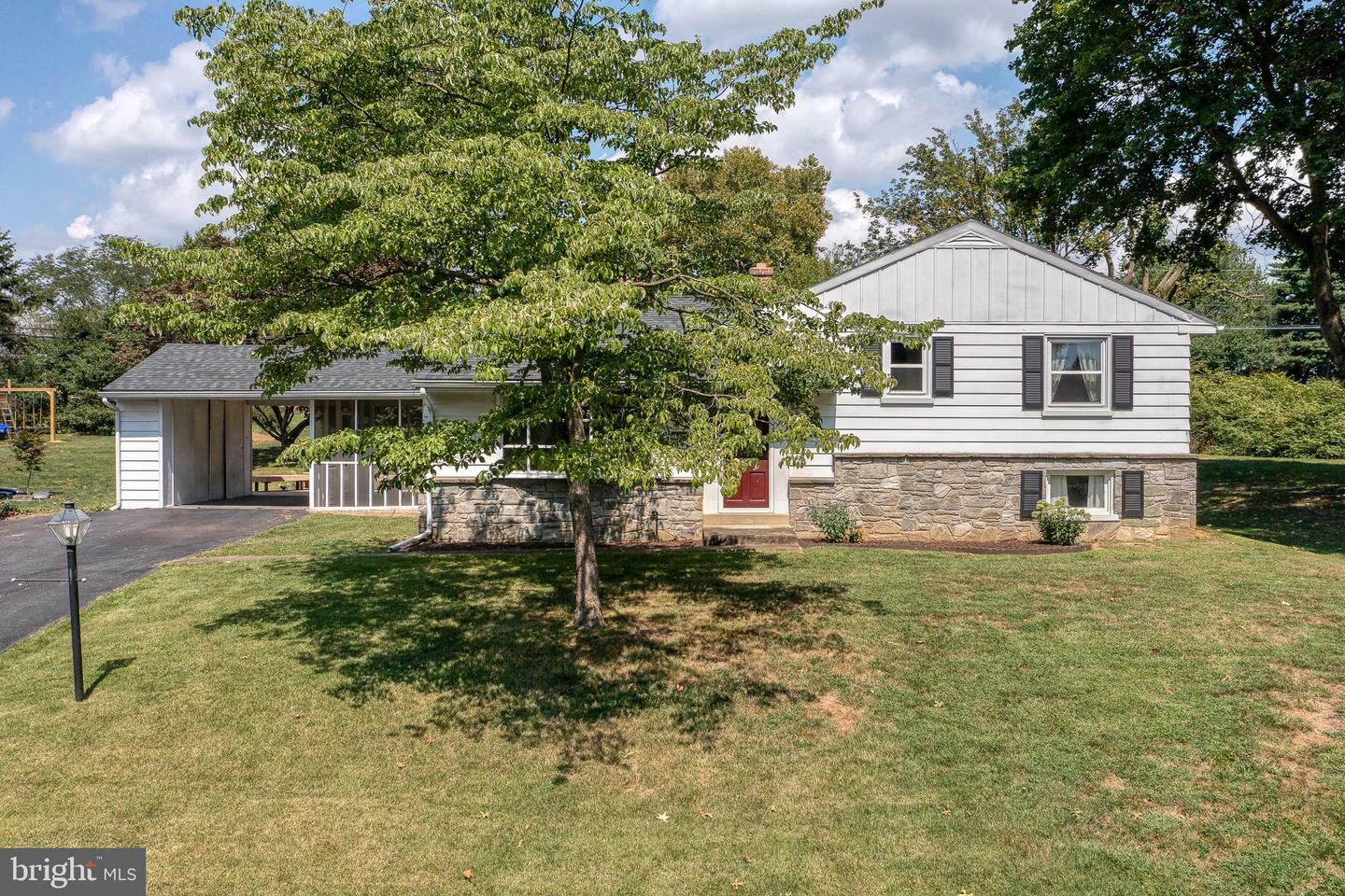 Property Photo:  1807 Mayflower Circle  PA 17603 