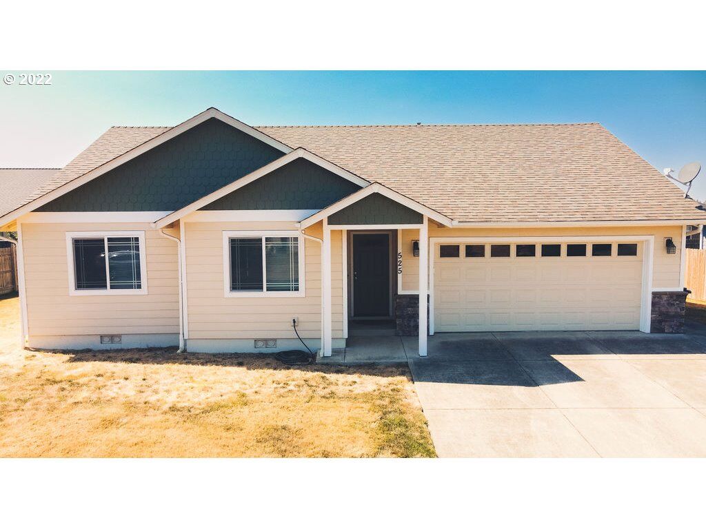 Property Photo:  525 12th St  OR 97325 
