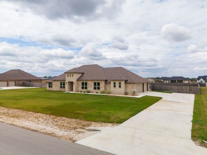 Property Photo: 930 Inka Road TX 76571