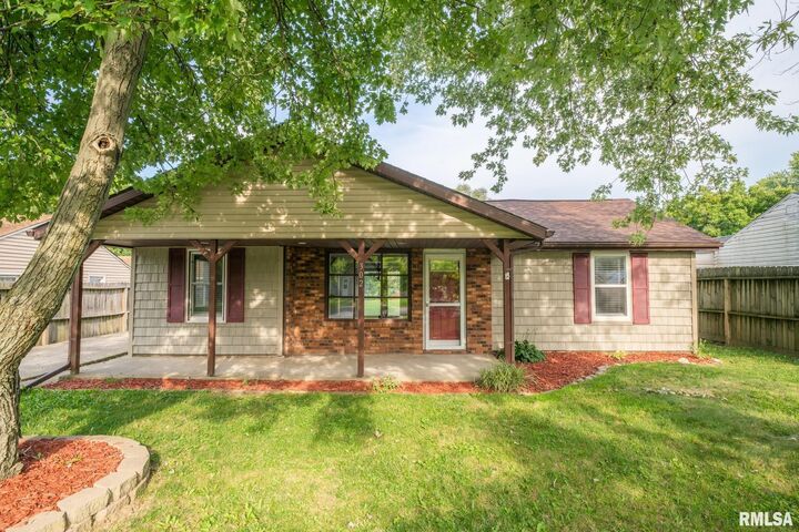 302 Connecticut  Washington IL 61571 photo