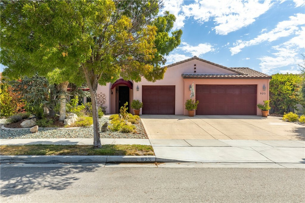 Property Photo:  923 Vista Cerro Drive  CA 93446 