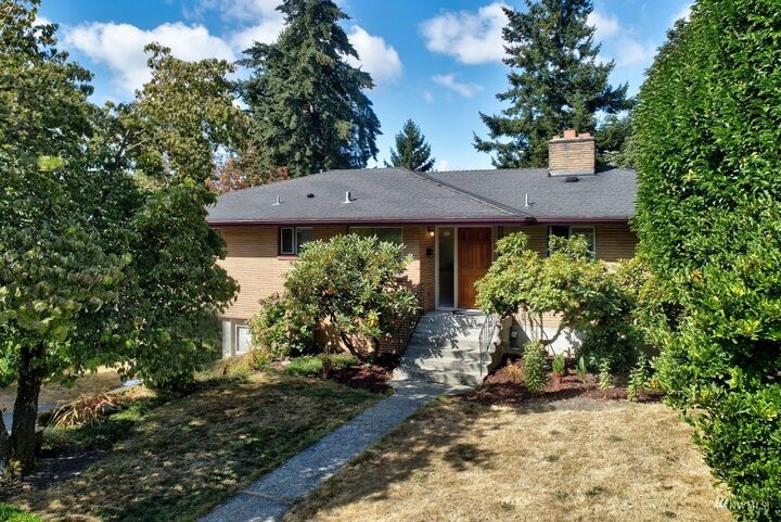 Property Photo:  827 Lynnwood Avenue NE  WA 98056 