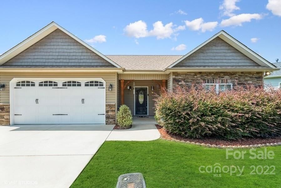 Property Photo:  2021 Chantilly Lane  NC 28146 