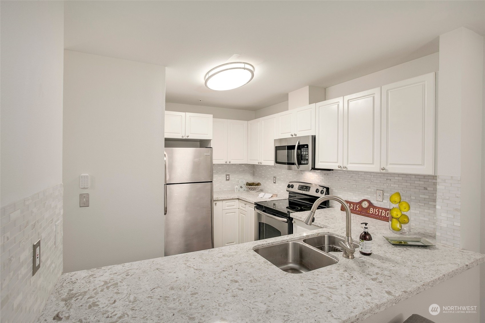 Property Photo: 18501 SE Newport Way K143 WA 98027